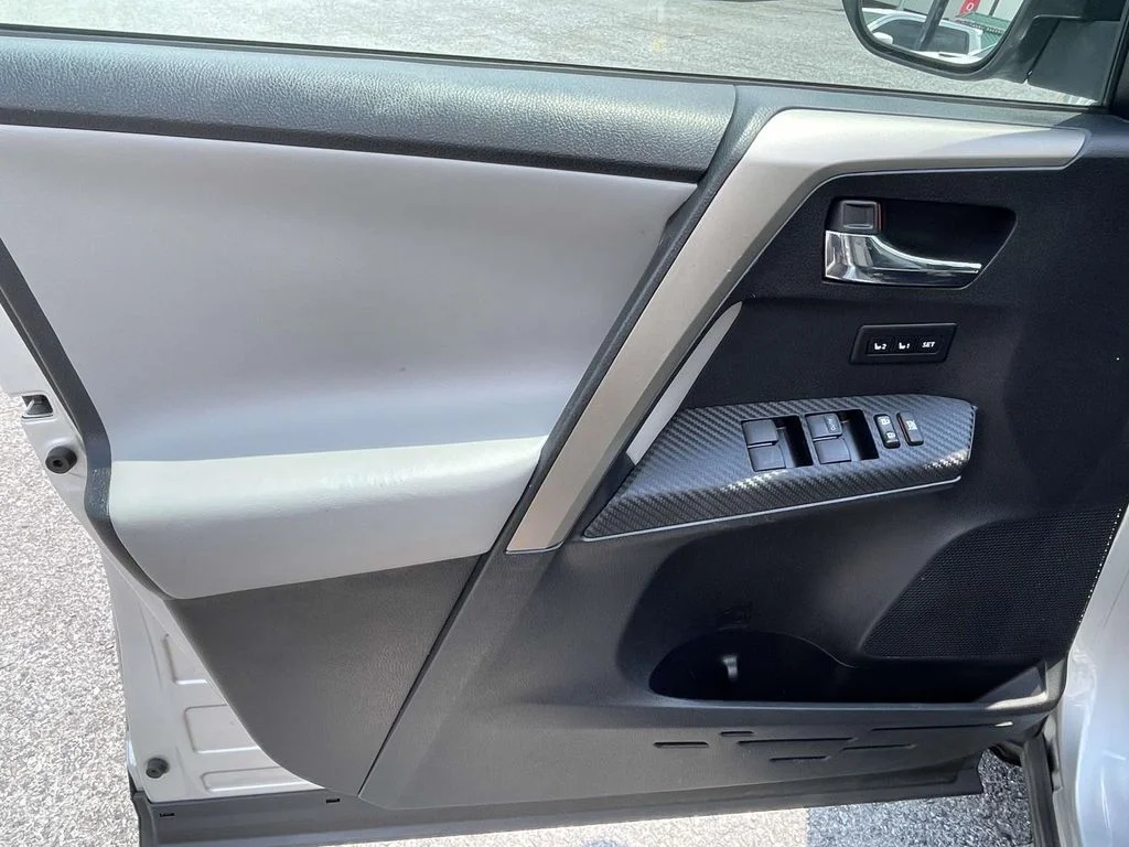 Used 2015 Classic Silver Metallic Toyota Limited image 13