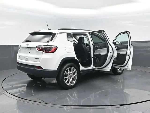Certified Used 2022 Bright White Clearcoat Jeep Latitude Lux image 29