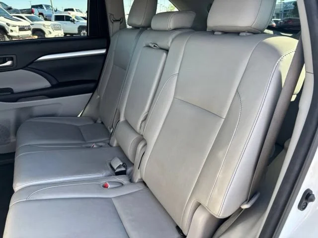 Used 2017 White Toyota XLE image 18