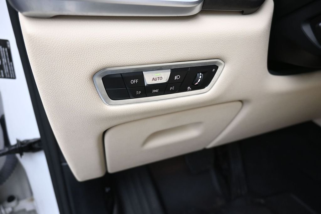 Used 2022 White BMW xDrive40i image 13
