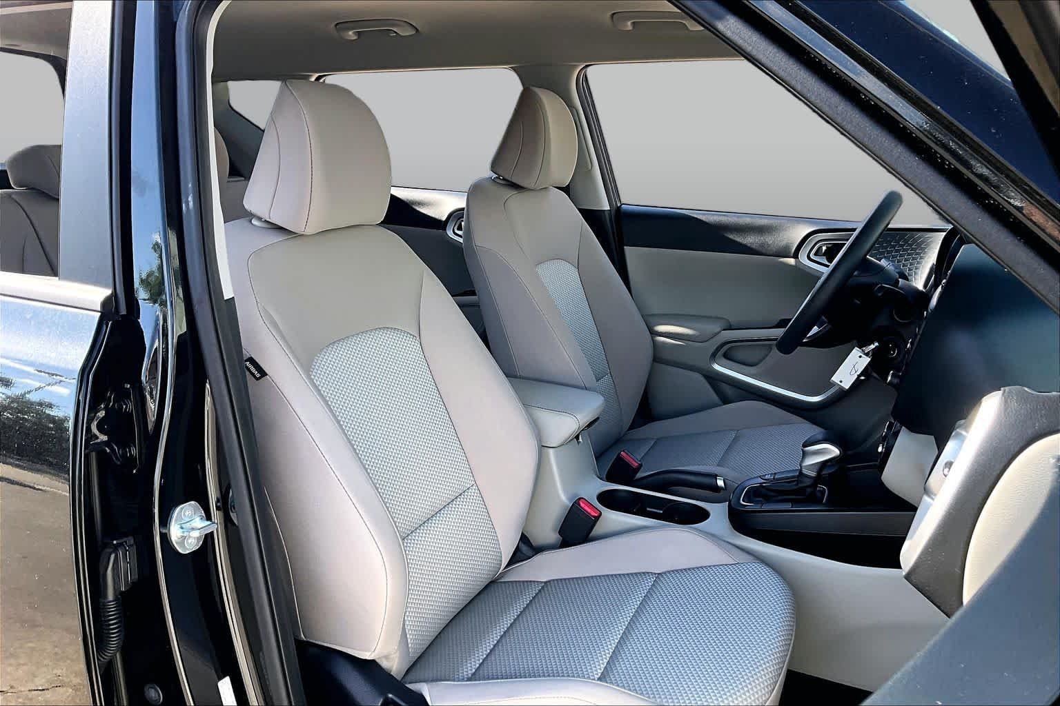 Used 2023 Fusion Black Kia LX image 9