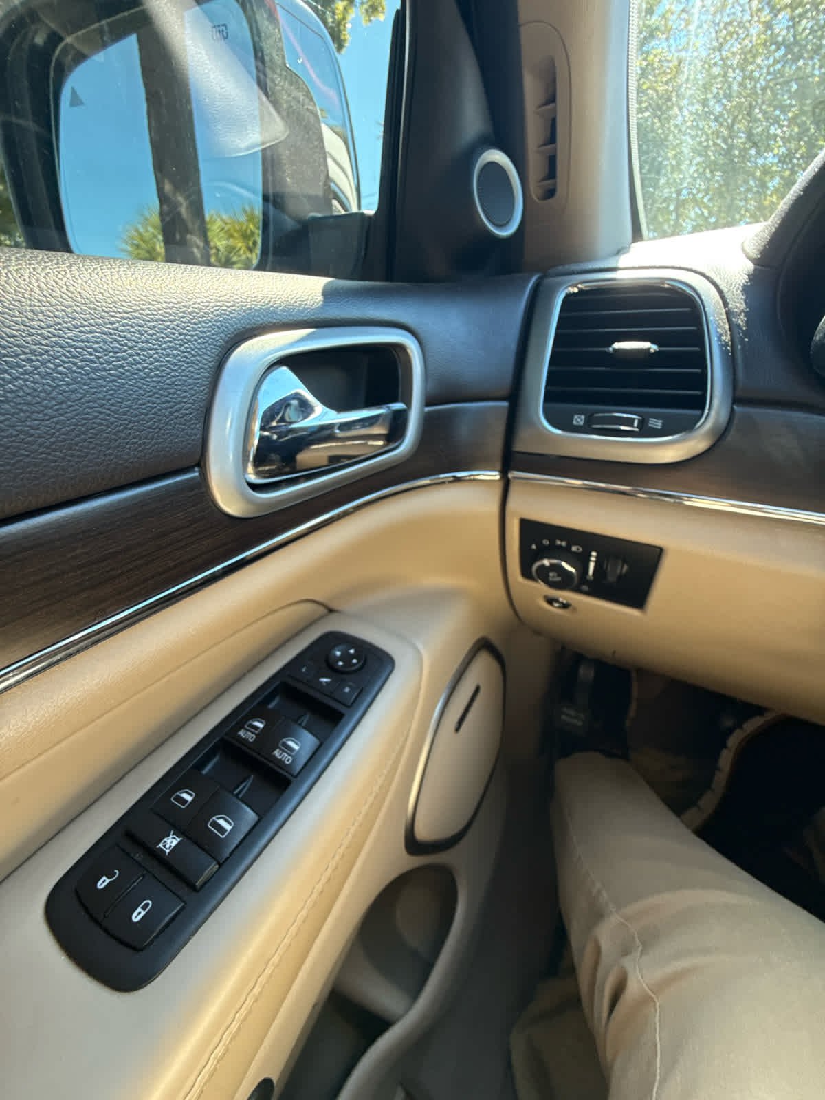 Used 2018 Bright White Clearcoat Jeep Overland image 8