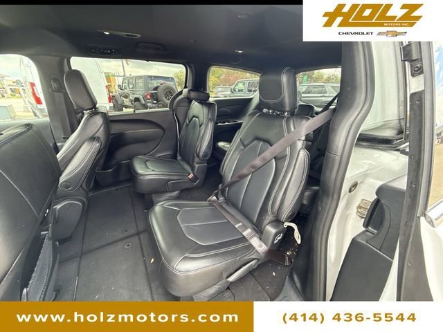 Used 2025 White Chrysler Select image 23