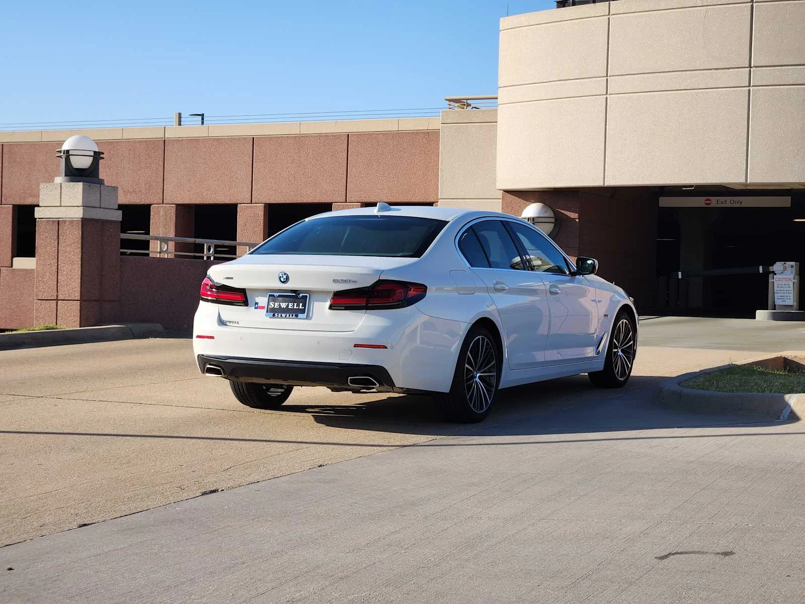 Certified Used 2023 Alpine White BMW 530e xDrive image 4