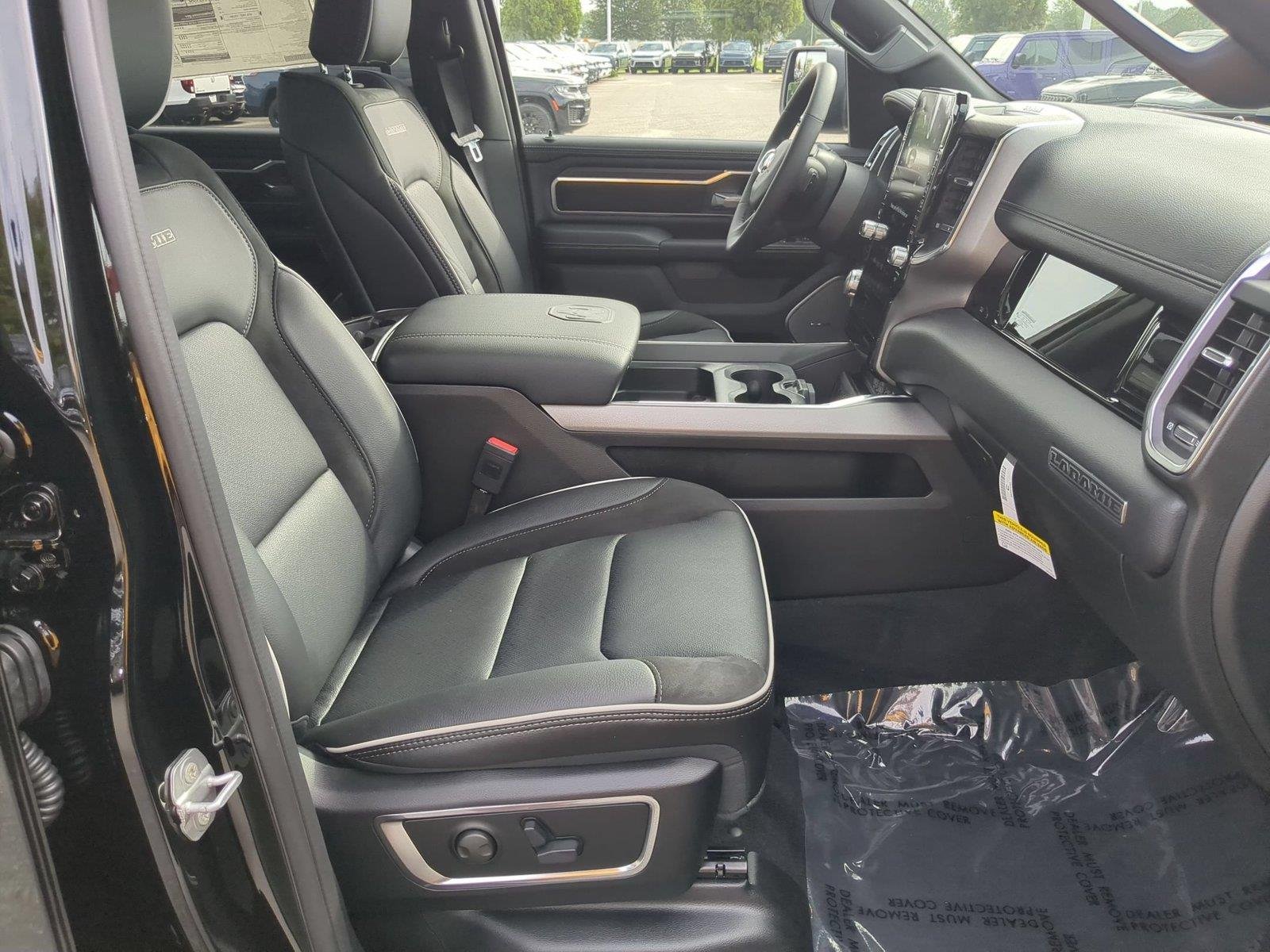 New 2026 Diamond Black Crystal Pearl-Coat Exterior Paint RAM Laramie image 32