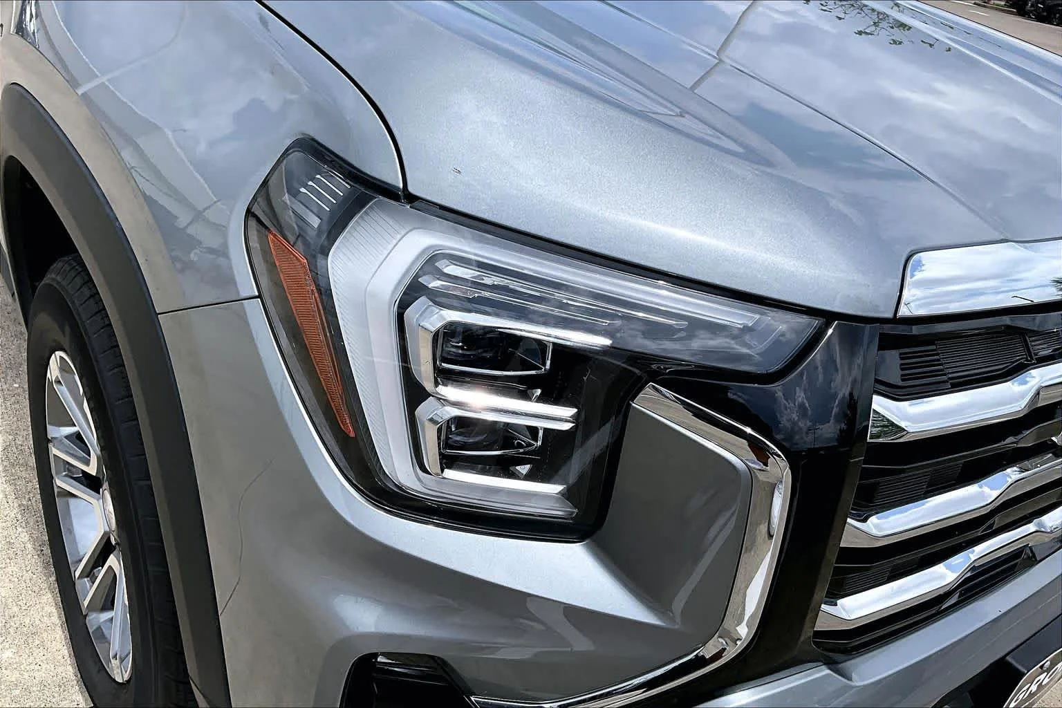 Used 2025 Sterling Metallic GMC FWD Elevation image 26