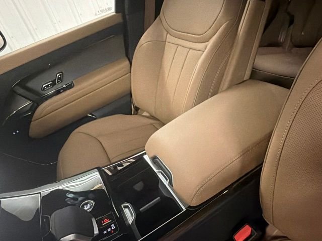 New 2026 Ostuni Pearl White Land Rover SE image 34