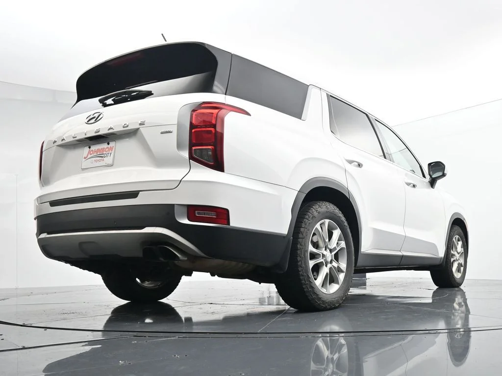 Used 2021 White Hyundai SE image 33