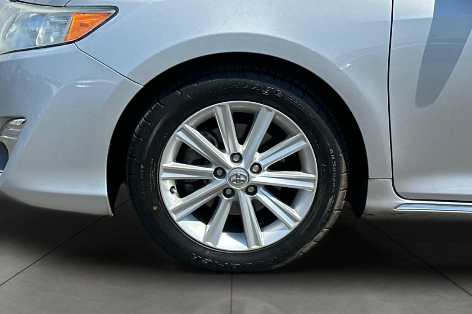 Used 2014 Silver Toyota XLE image 30