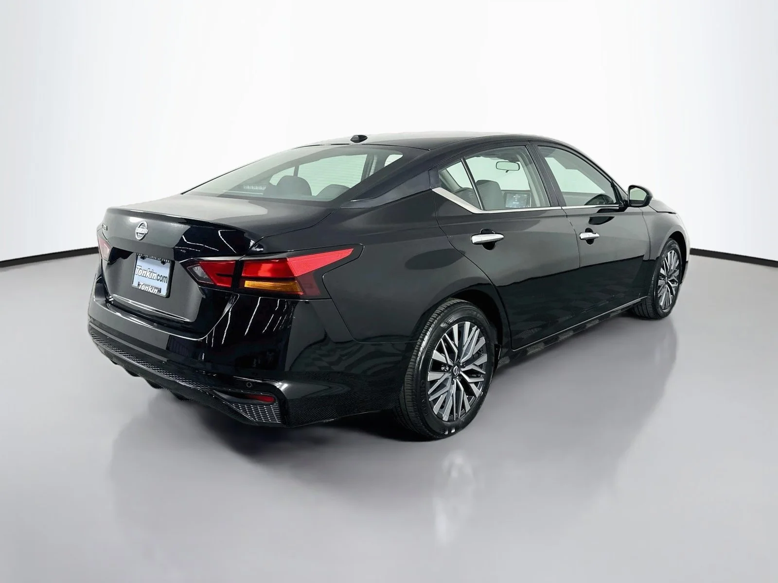 Used 2025 Super Black Clearcoat Nissan 2.5 SV image 7