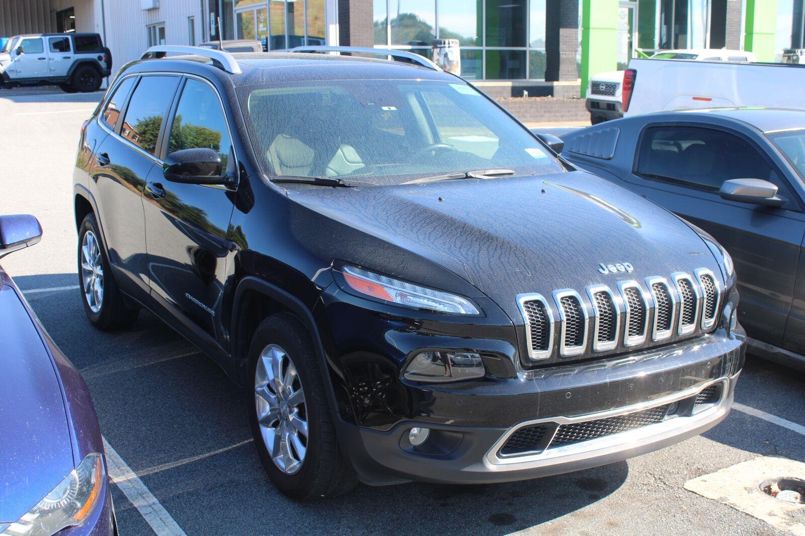 Used 2017 Diamond Black Crystal Pearlcoat Jeep Limited image 3