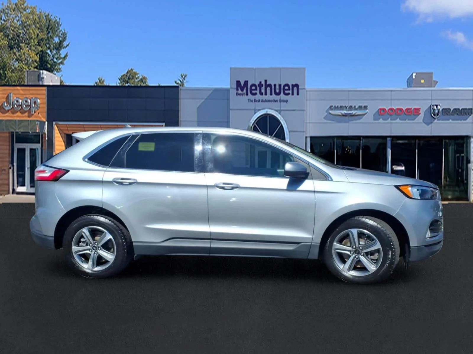 Used 2023 Iconic Silver Ford SEL image 4