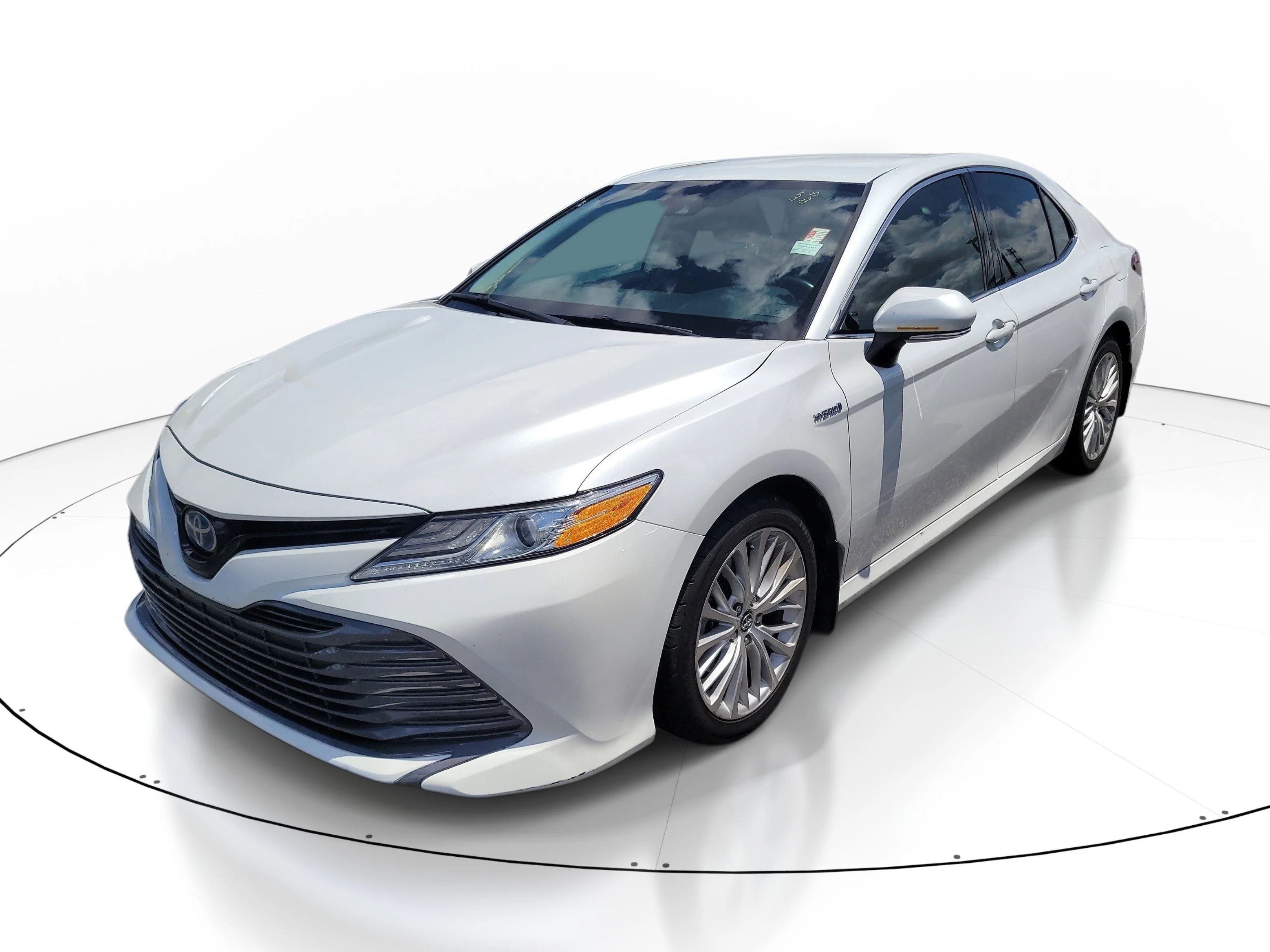 Used 2020 Pearl Toyota Hybrid XLE image 3