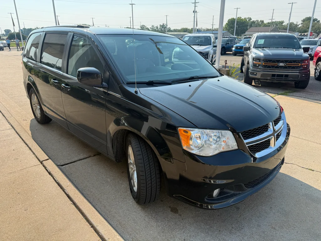 Used 2019 Black Onyx Crystal Pearlcoat Dodge SXT image 8