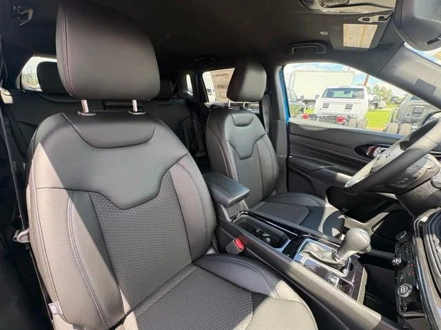 New 2026 Hydro Blue Pearl-Coat Exterior Paint Jeep Latitude image 10