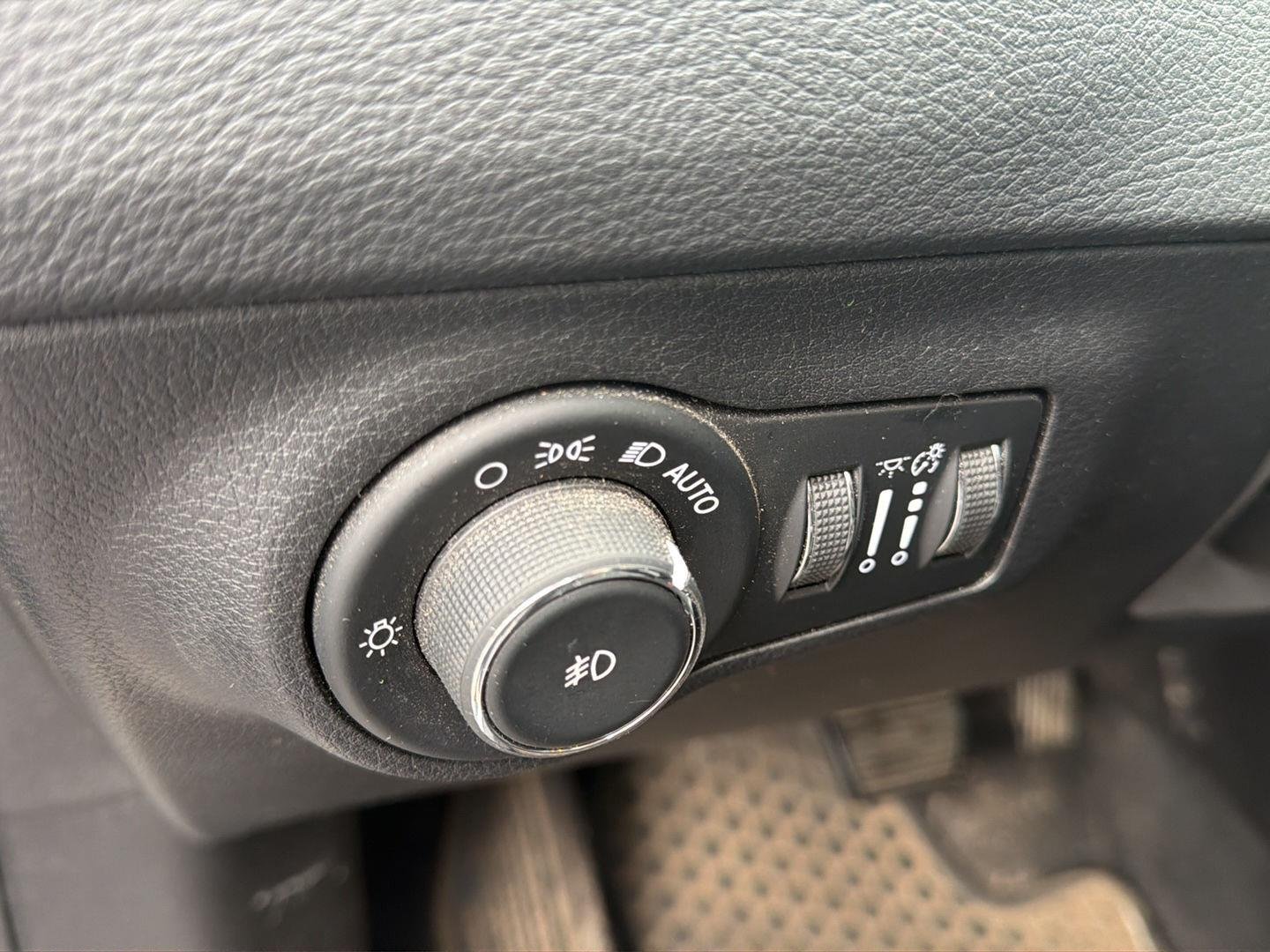 Used 2019 Pearl White Tri-Coat Jeep Limited image 12