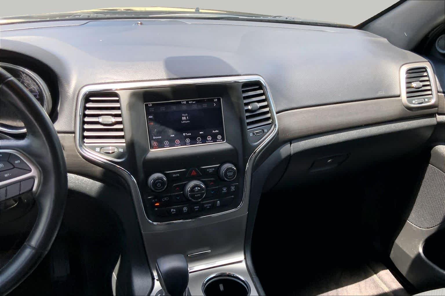 Used 2018 Diamond Black Crystal Pearlcoat Jeep Laredo image 7