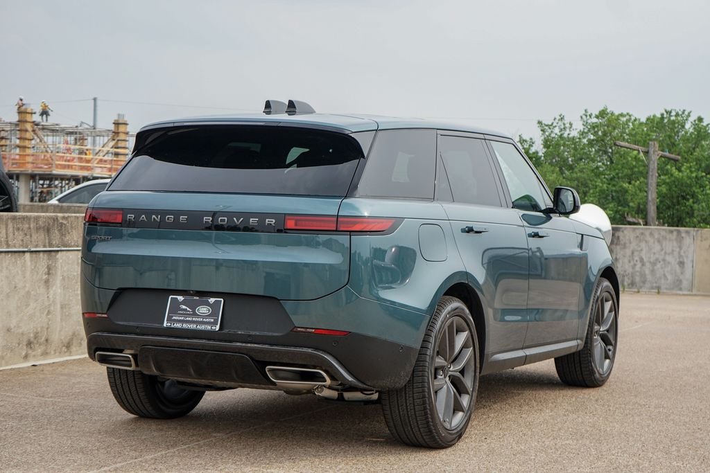 New 2026 Giola Green Metallic Land Rover SE image 7