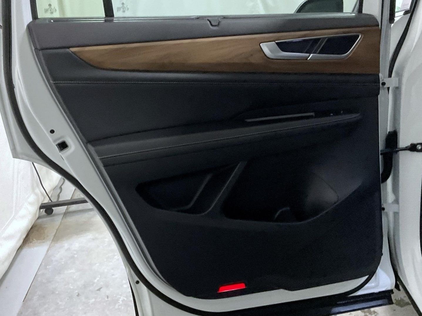 2025 Volkswagen Atlas SE w/Tech - Photo 23