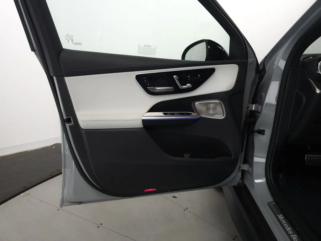 Certified Used 2026  Mercedes-Benz GLC 300 image 5