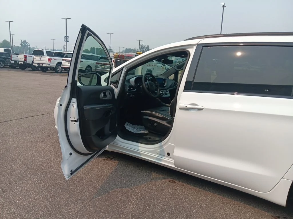Used 2025 Bright White Clearcoat Chrysler Limited image 13