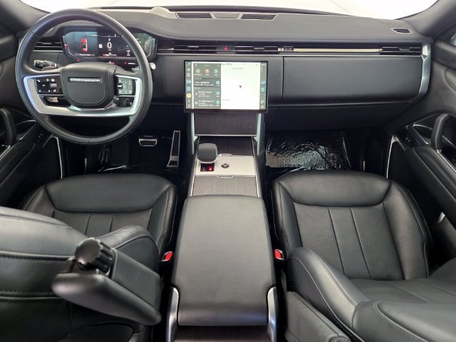 Used 2025 White Land Rover SE image 4