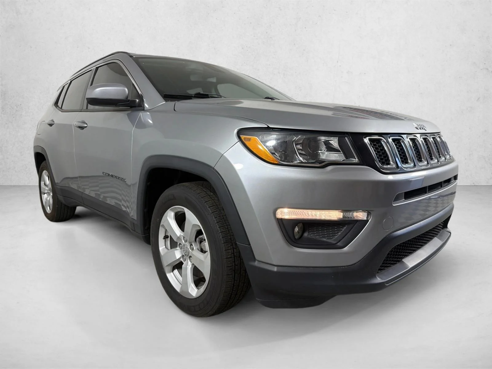 Used 2021 Silver Jeep Latitude image 1