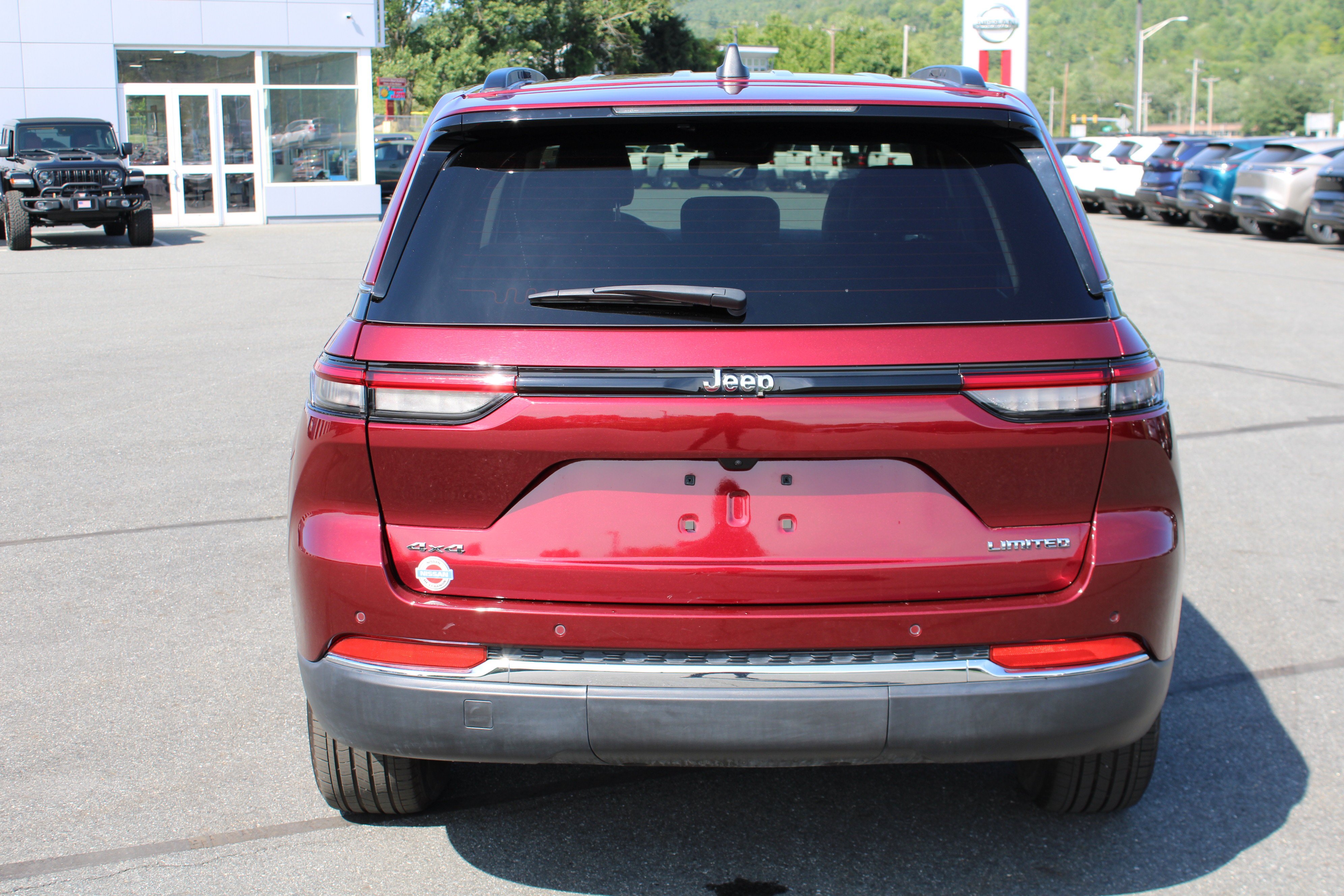 Used 2023 Velvet Red Pearlcoat Jeep Limited image 8
