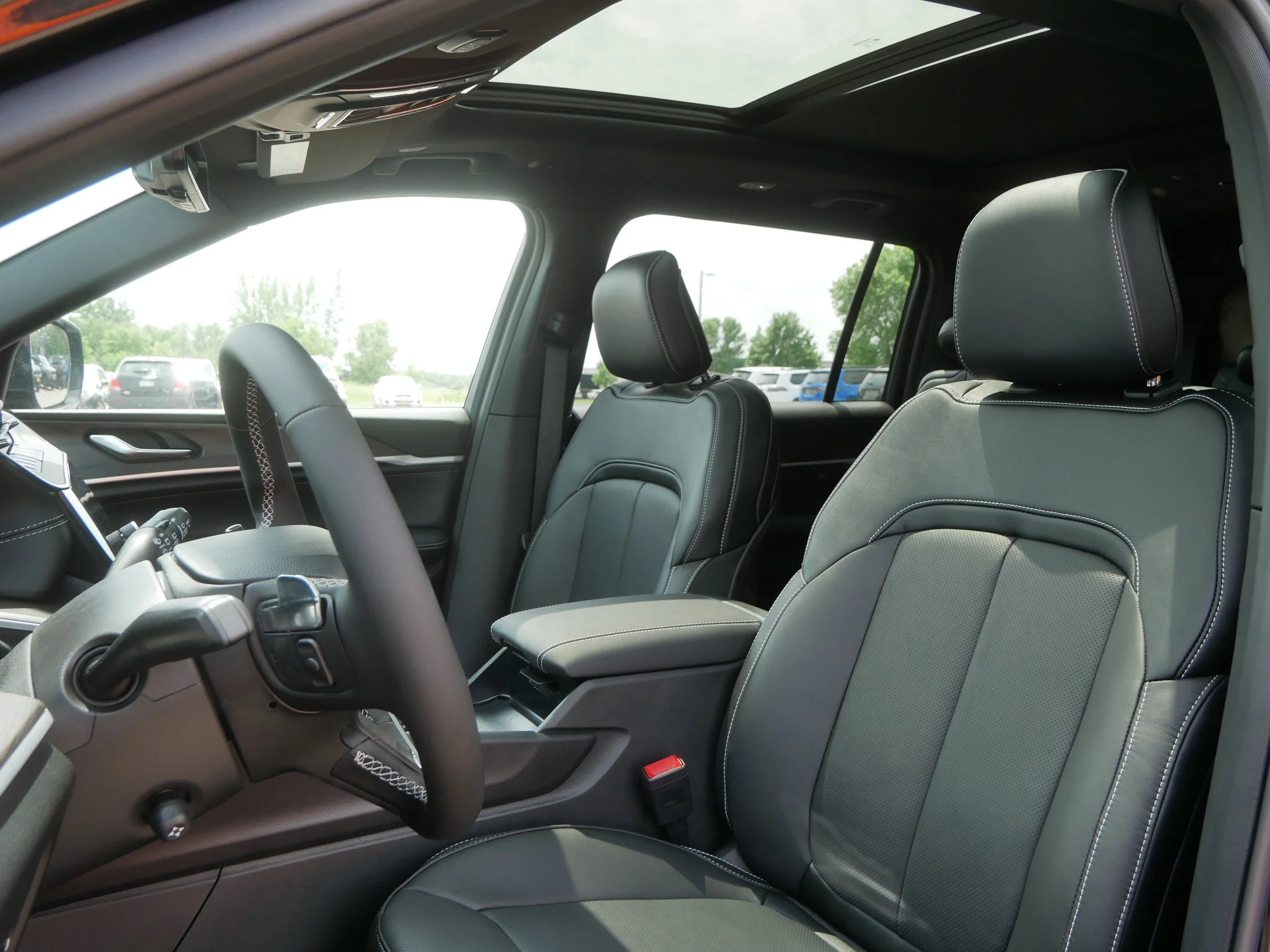 New 2026 Diamond Black Crystal Pearl-Coat Exterior Paint Jeep Limited Reserve image 5