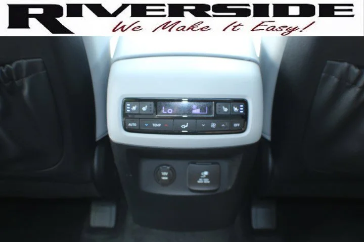 Used 2025 Moonlight Cloud Hyundai SEL Premium 7P image 17