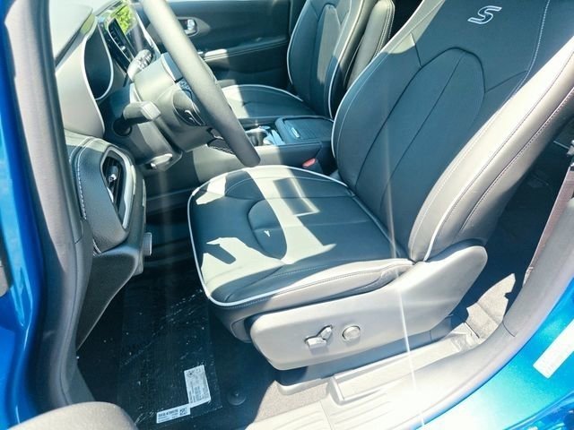New 2027 Hydro Blue Pearl-Coat Exterior Paint Chrysler Limited image 8