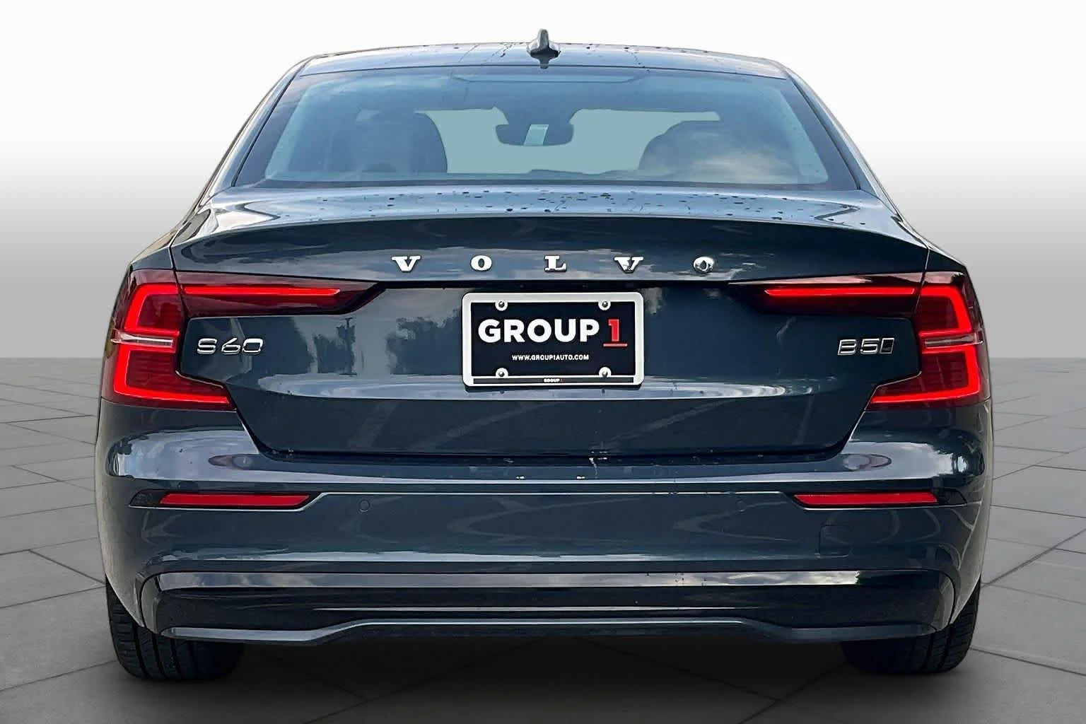 Used 2024  Volvo Core Dark Theme image 4