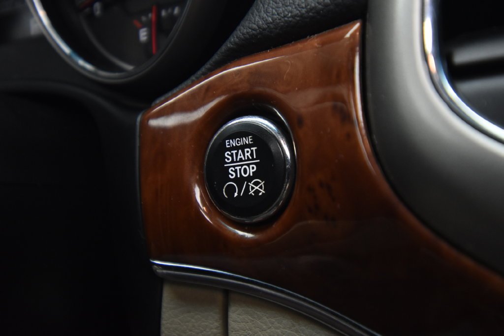 Used 2013 Bright White Clearcoat Jeep Limited image 27