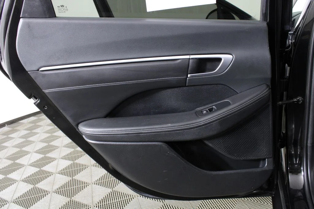 Used 2022 Phantom Black Hyundai Limited image 11