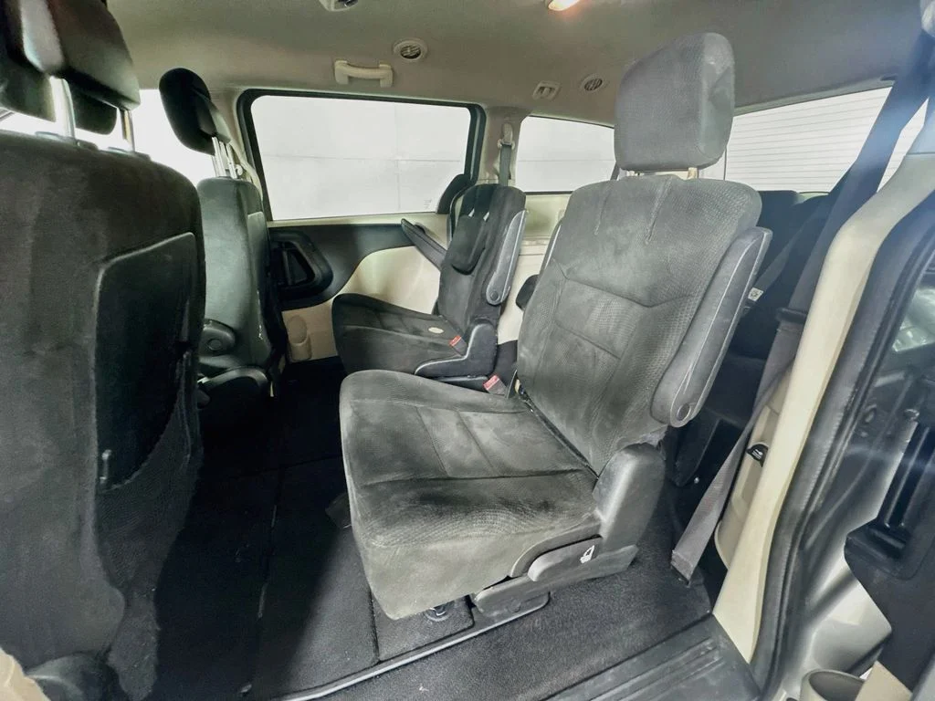 Used 2015 Silver Dodge SXT image 25