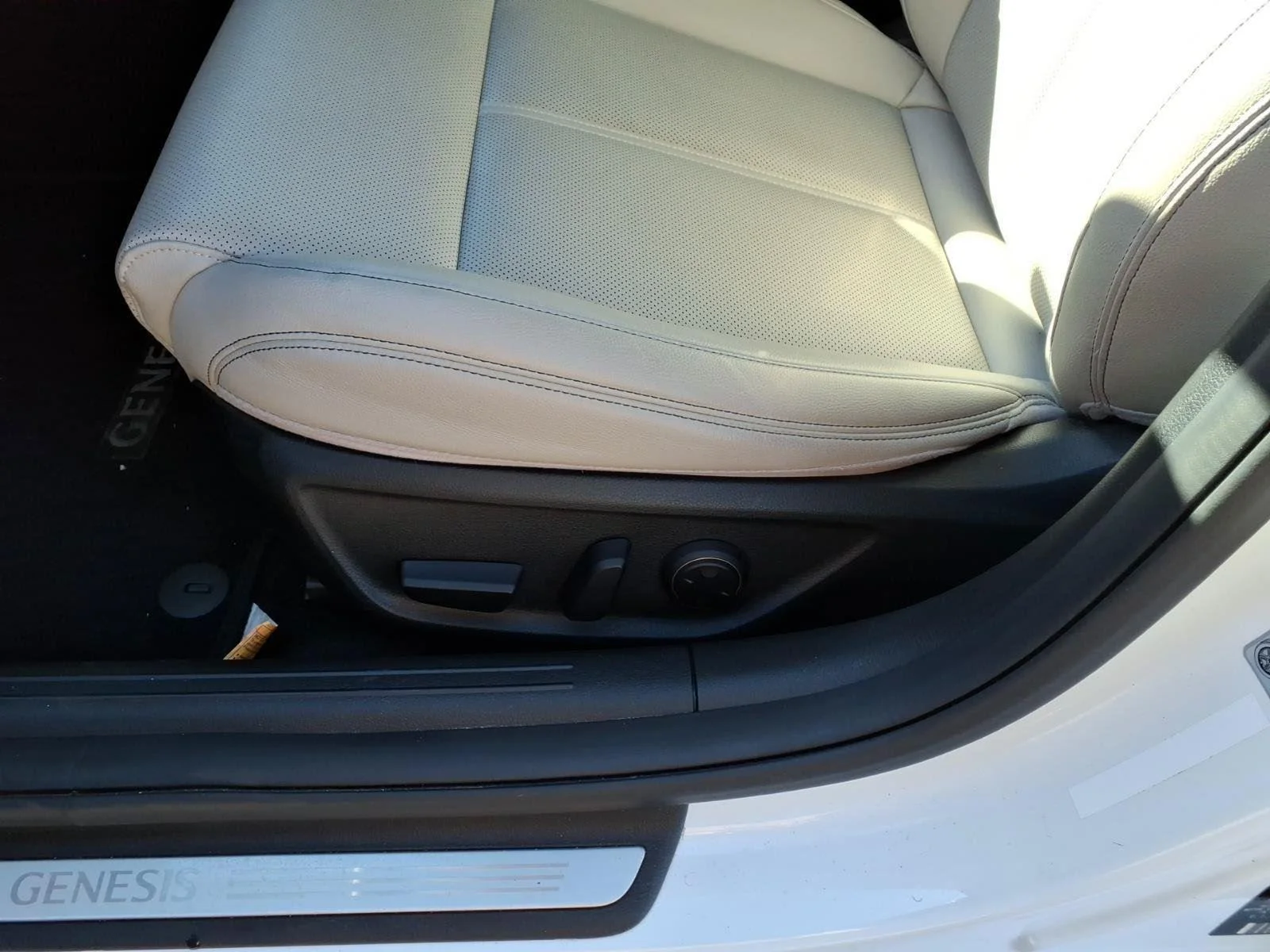 Used 2023 Uyuni White Genesis 2.0T image 17