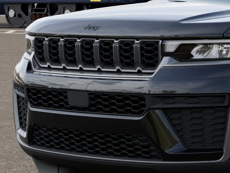 New 2026 Diamond Black Crystal Pearl-Coat Exterior Paint Jeep Laredo Altitude image 37