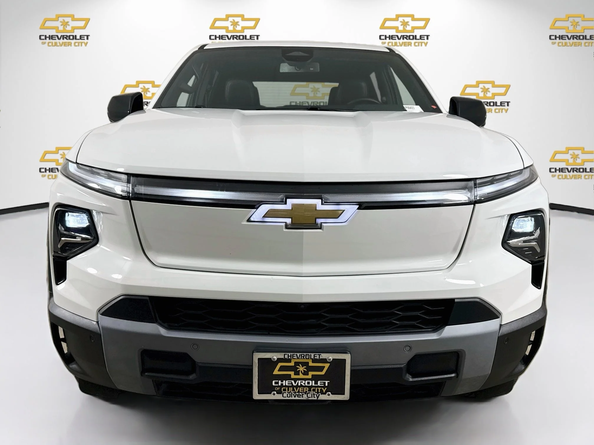 Used 2025 Summit White Chevrolet LT - Extended Range image 2