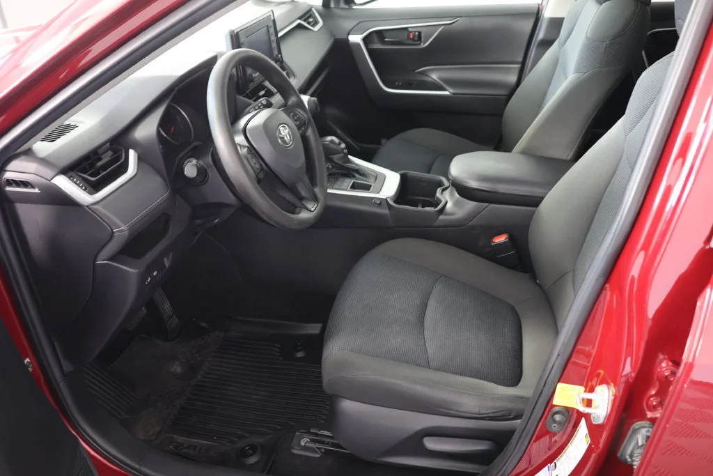 Used 2022 Pearl Toyota LE image 18