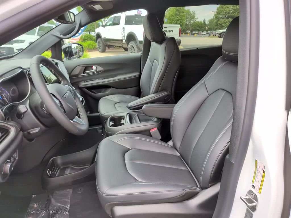 New 2027 Bright White Clear-Coat Exterior Paint Chrysler Select image 18