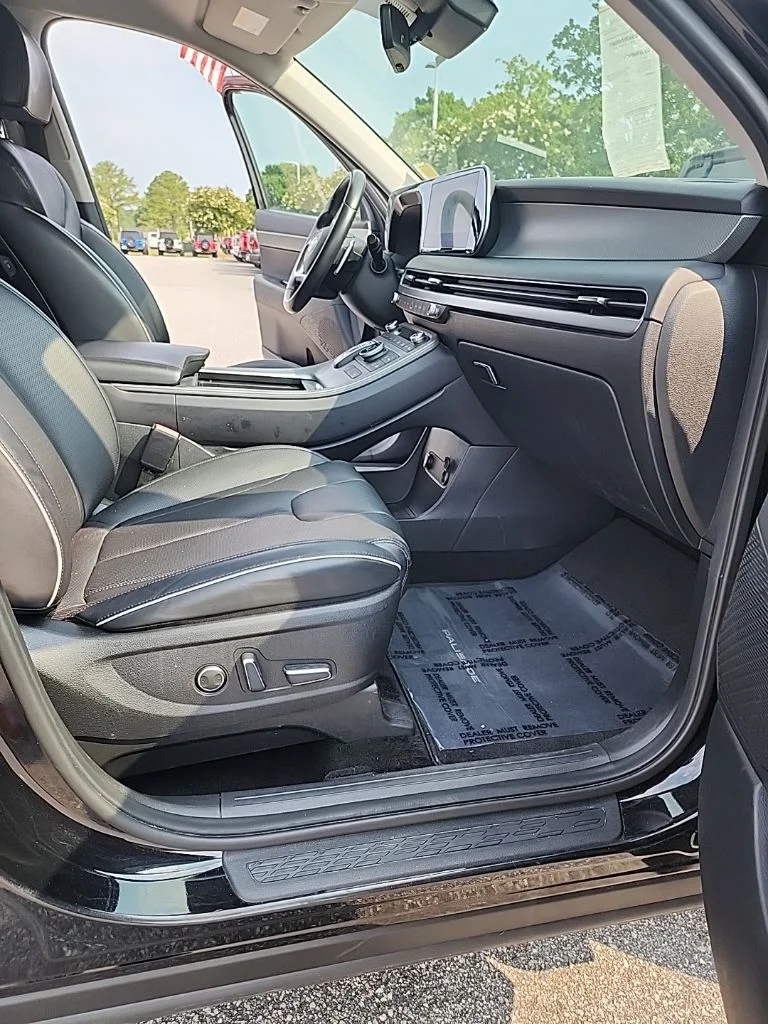 Used 2023 Black Hyundai SEL image 17