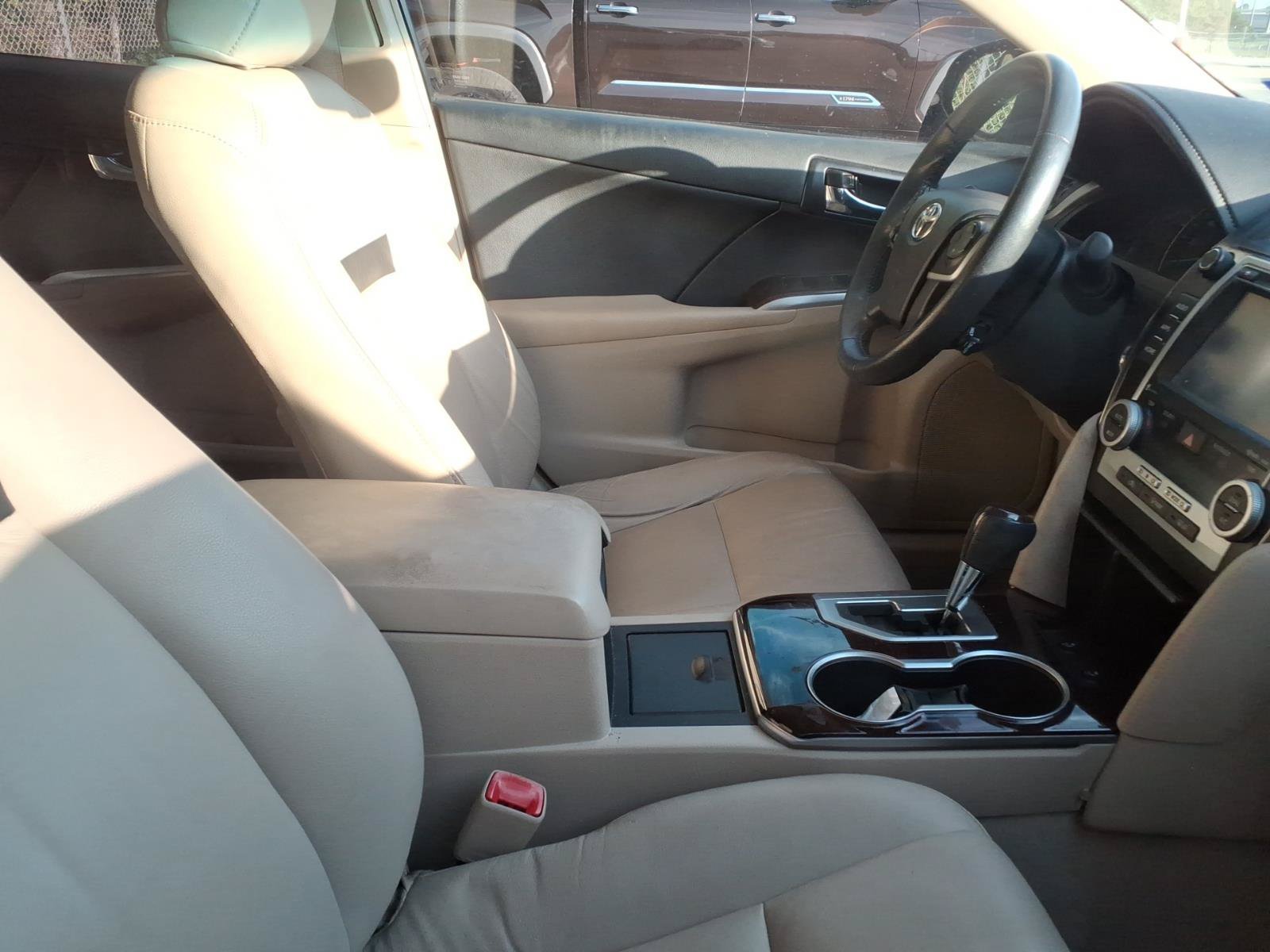Used 2014 Super White Toyota XLE image 11