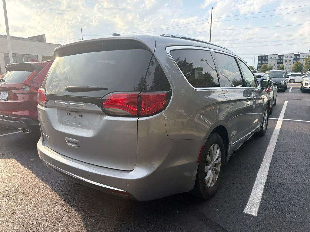 Used 2019 Billet Silver Metallic Chrysler Touring L image 3