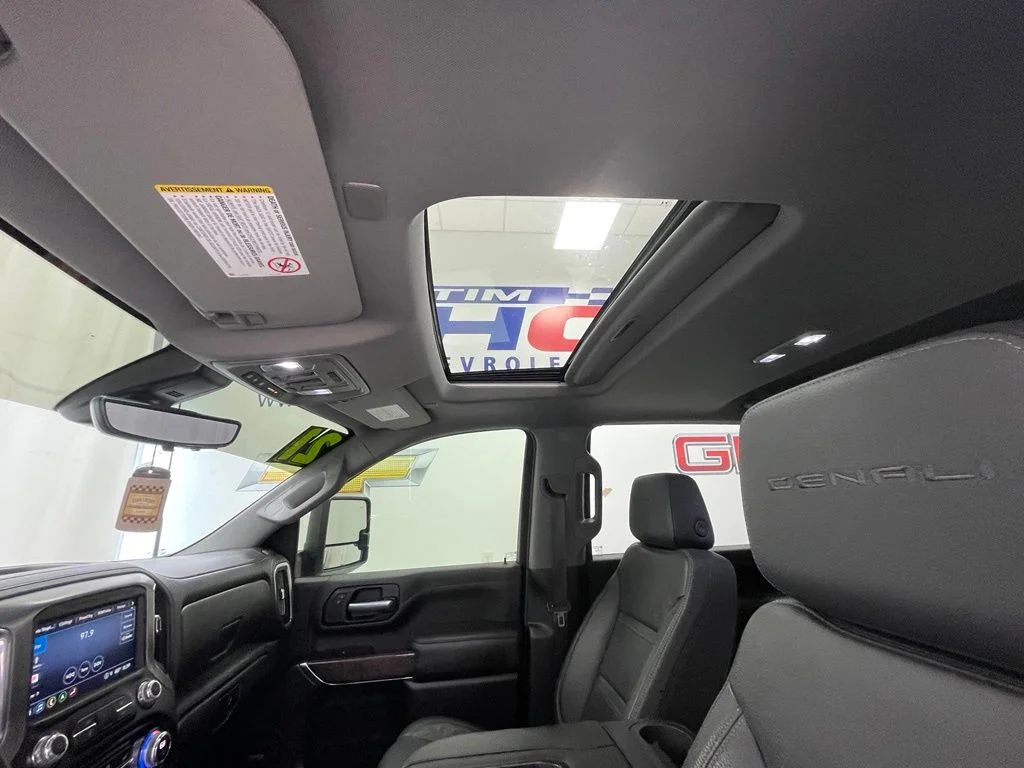 Used 2021 White GMC Denali image 22