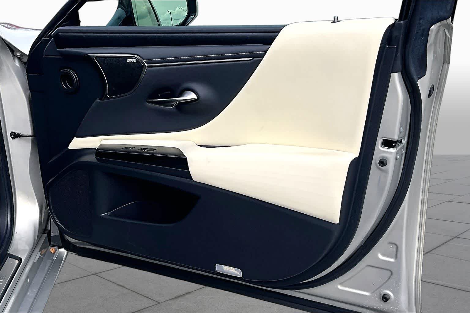 Used 2022 Moonbeam Beige Metallic Lexus Ultra Luxury image 23