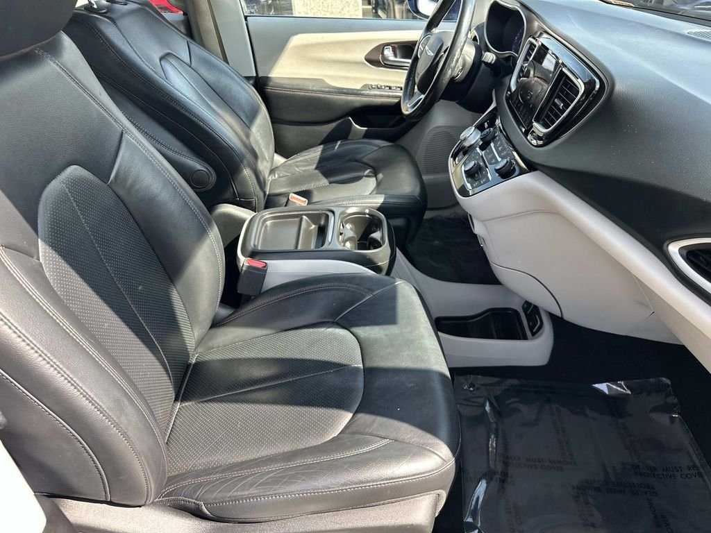 Used 2019 Blue Pearl Chrysler Touring L image 11