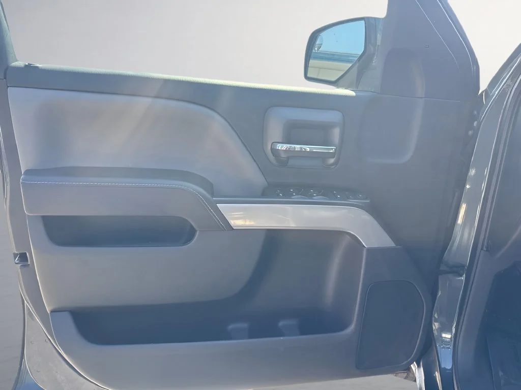 Used 2017 GRAPHITE METALLIC Chevrolet LT image 25
