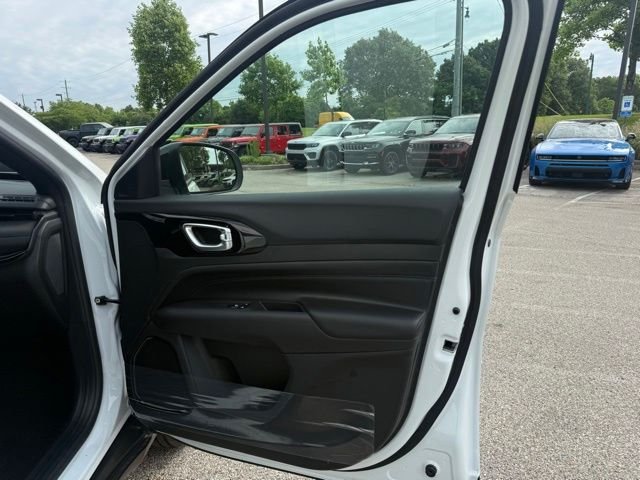 New 2026 Bright White Clear-Coat Exterior Paint Jeep Latitude image 26