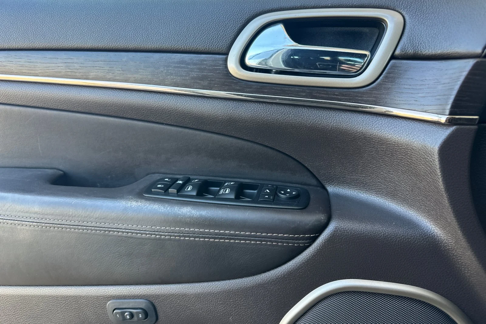 Used 2014 Bright White Clearcoat Jeep Summit image 11