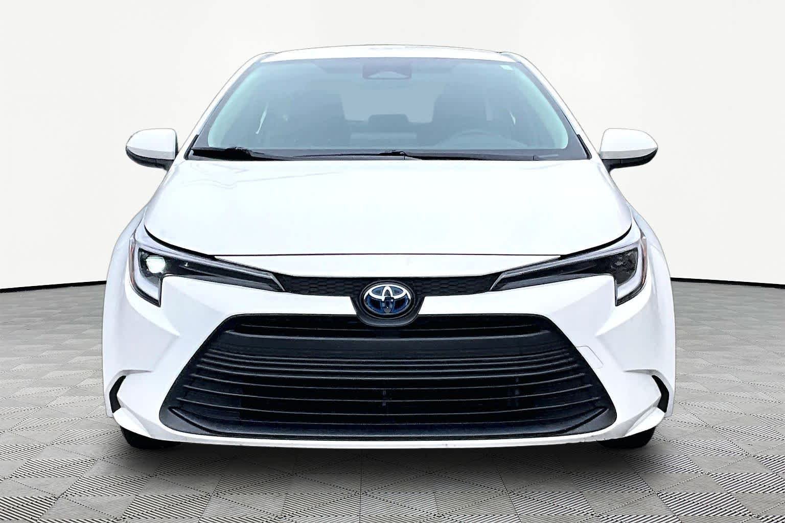 Used 2025 Ice Cap Toyota Hybrid LE image 4